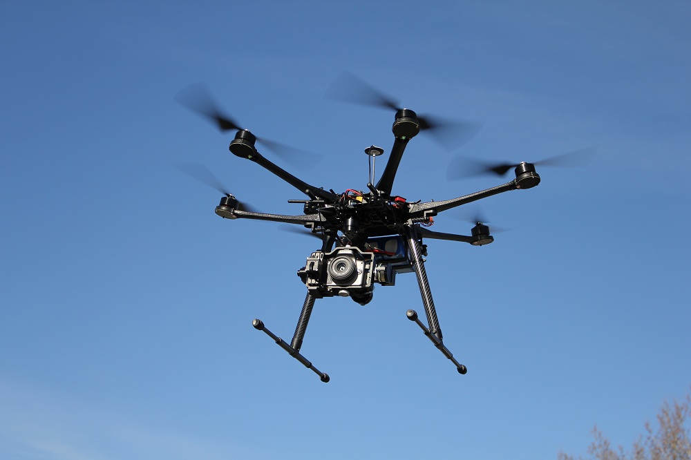 Hexacopter_Multicopter_DJI-S800_on-air_credit_Alexander_Glinz