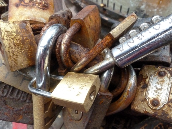 Locks on fountain
