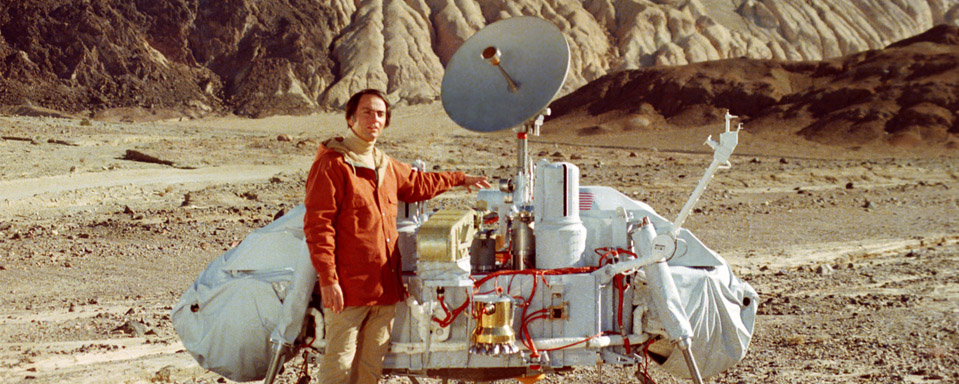 sagan-poses-with-a-model-of-the-viking-lander-in-death-valley-p-127